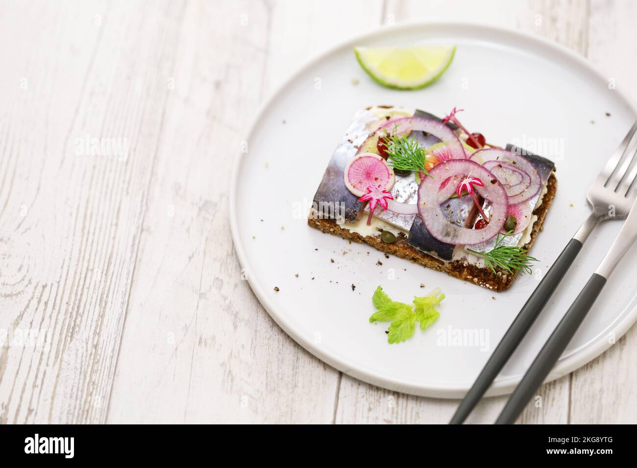 Aringa sottaceto Smorrebrod, panino danese aperto Foto Stock