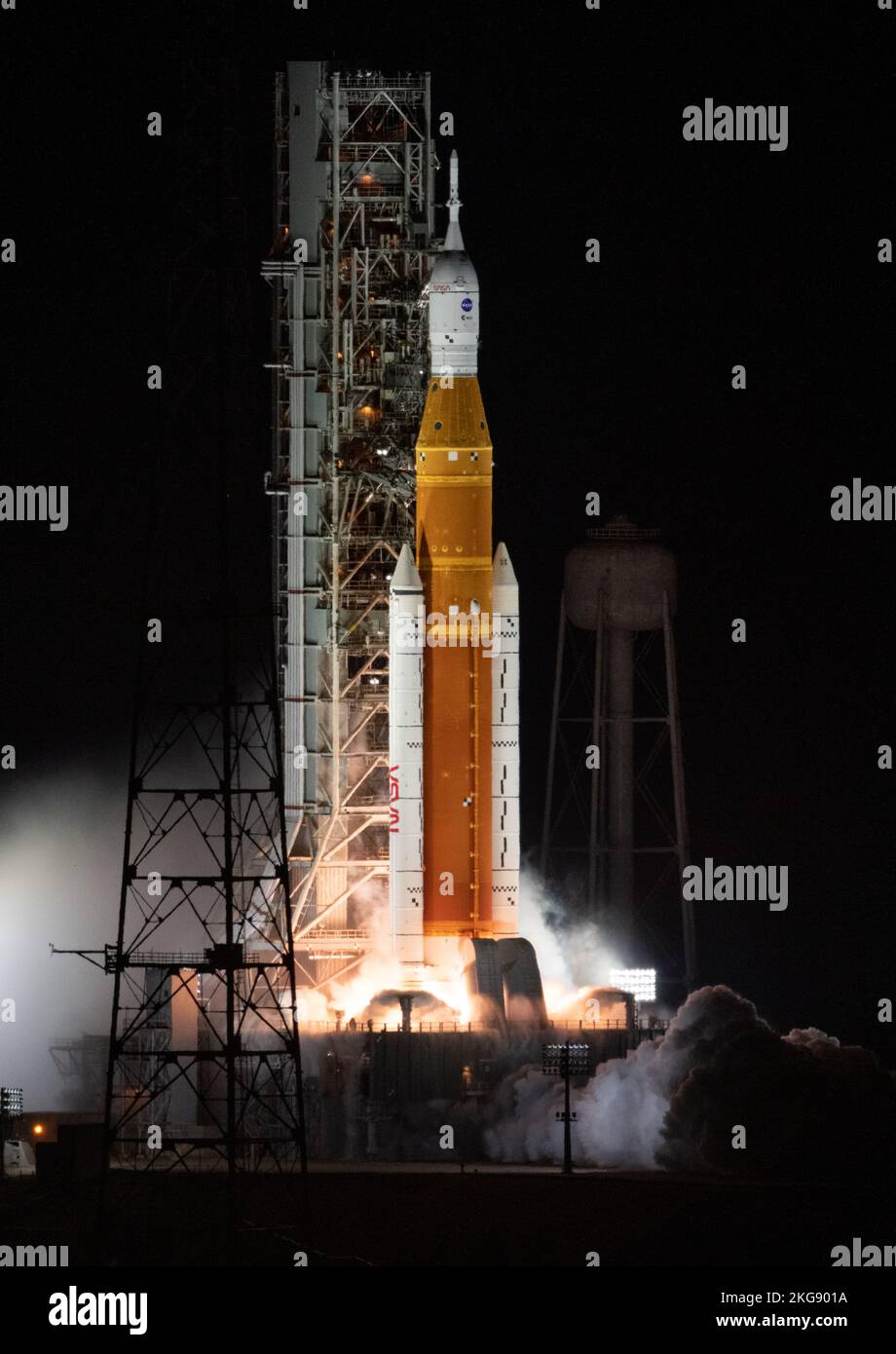 KENNEDY SPACE CE|NTRE, FLORIDA, USA - 16 novembre 2022 - il razzo Space Launch System della NASA che porta la navicella spaziale Orion lancia il lancio di Artemis i fli Foto Stock