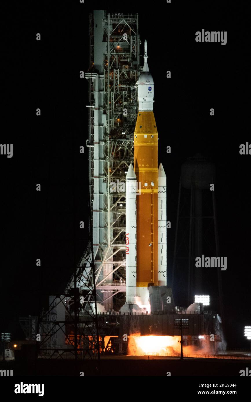 KENNEDY SPACE CE|NTRE, FLORIDA, USA - 16 novembre 2022 - il razzo Space Launch System della NASA che porta la navicella spaziale Orion lancia il lancio di Artemis i fli Foto Stock