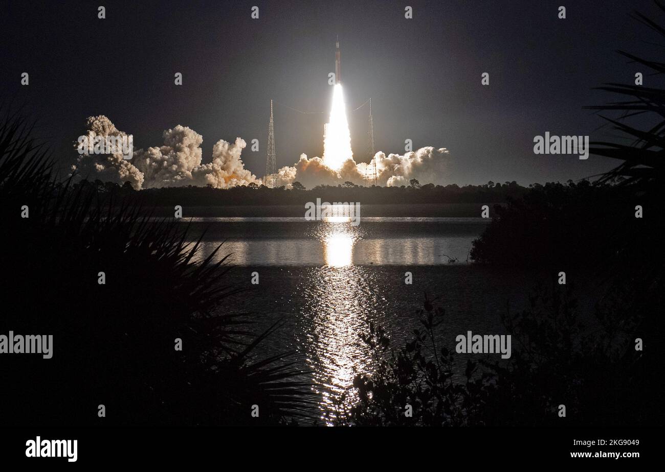 KENNEDY SPACE CE|NTRE, FLORIDA, USA - 16 novembre 2022 - il razzo Space Launch System della NASA che porta la navicella spaziale Orion lancia il lancio di Artemis i fli Foto Stock