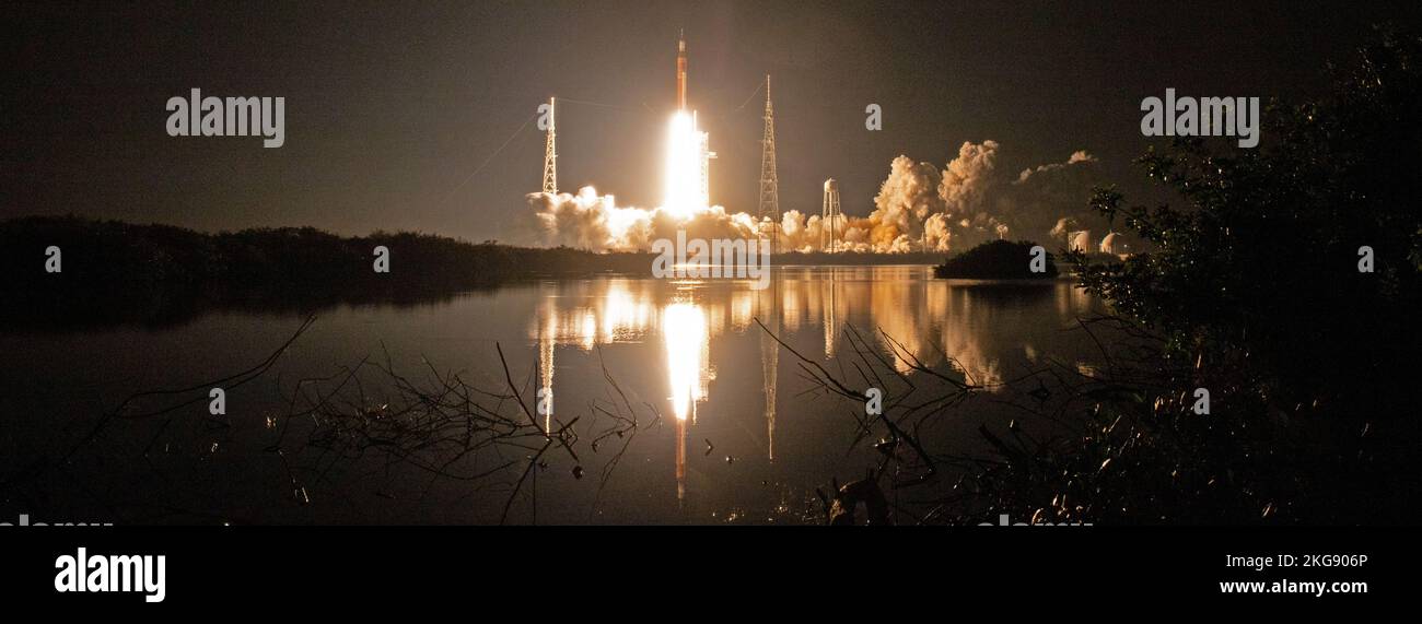 KENNEDY SPACE CE|NTRE, FLORIDA, USA - 16 novembre 2022 - il razzo Space Launch System della NASA che porta la navicella spaziale Orion lancia il lancio di Artemis i fli Foto Stock