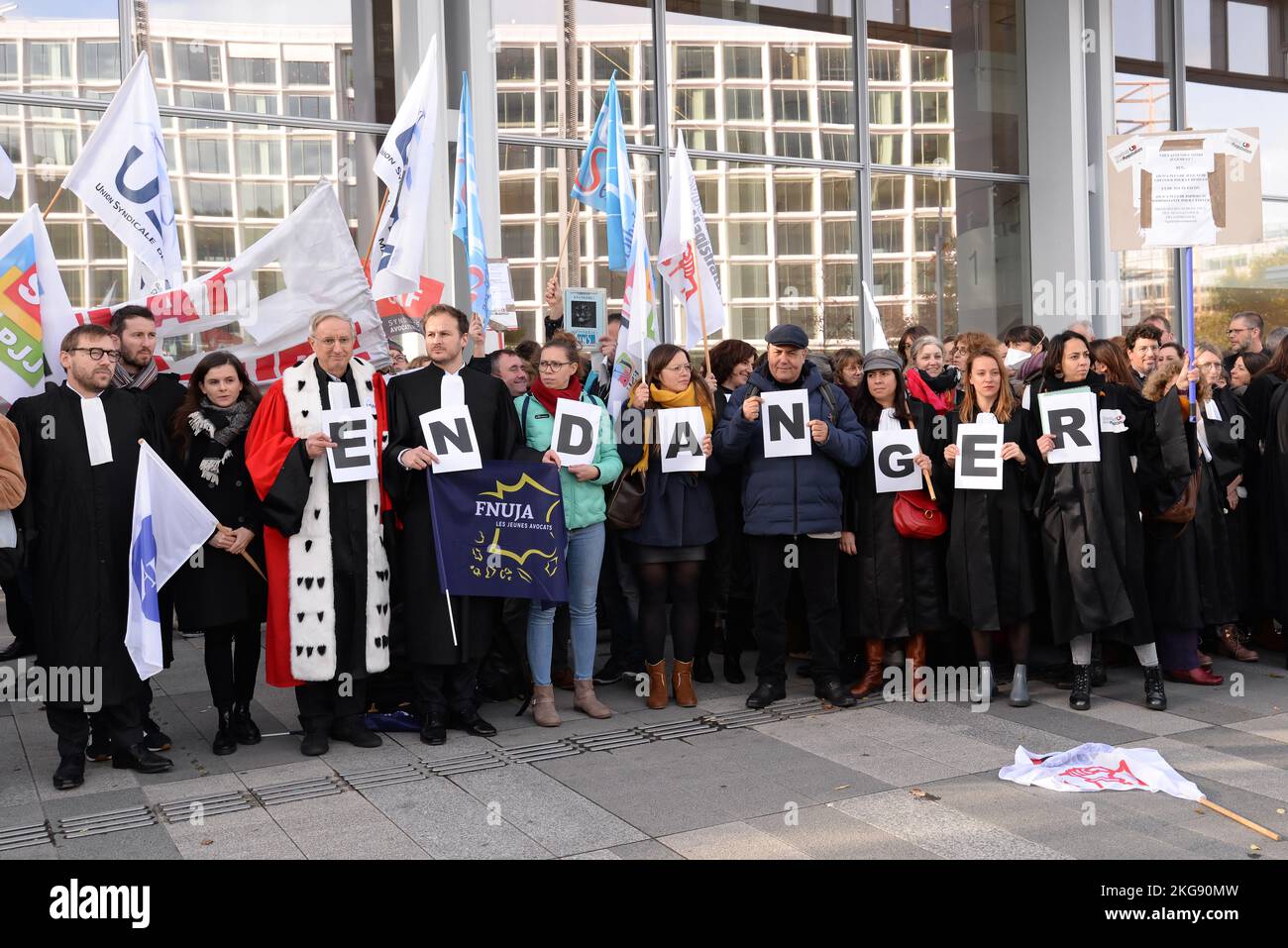 Manifestion des magistrats greffiers et avocats devant le tribunal de Paris, pour alerter sur l'état précaire de la justice en France Foto Stock