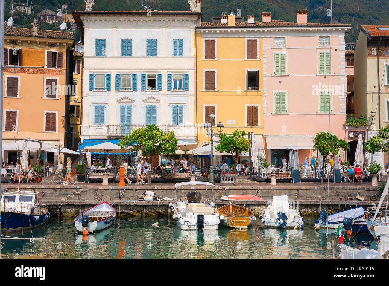 Gargnano Lago di Garda, vista in estate della panoramica zona portuale della cittadina lacustre di Gargnano, Lombardia, Italia Foto Stock