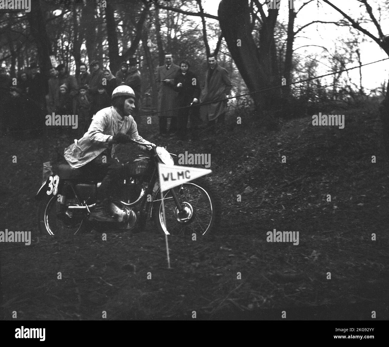 1954, storico, un concorrente nel Seacroft Scramble sulla sua moto Ariel, Inghilterra, Regno Unito. Fondata nel 1902, Ariel Motorcycles fu un costruttore britannico di prime biciclette, poi motociclette situate a Bournbrook, Birmingham, che sopravvisse fino al 1967. Foto Stock