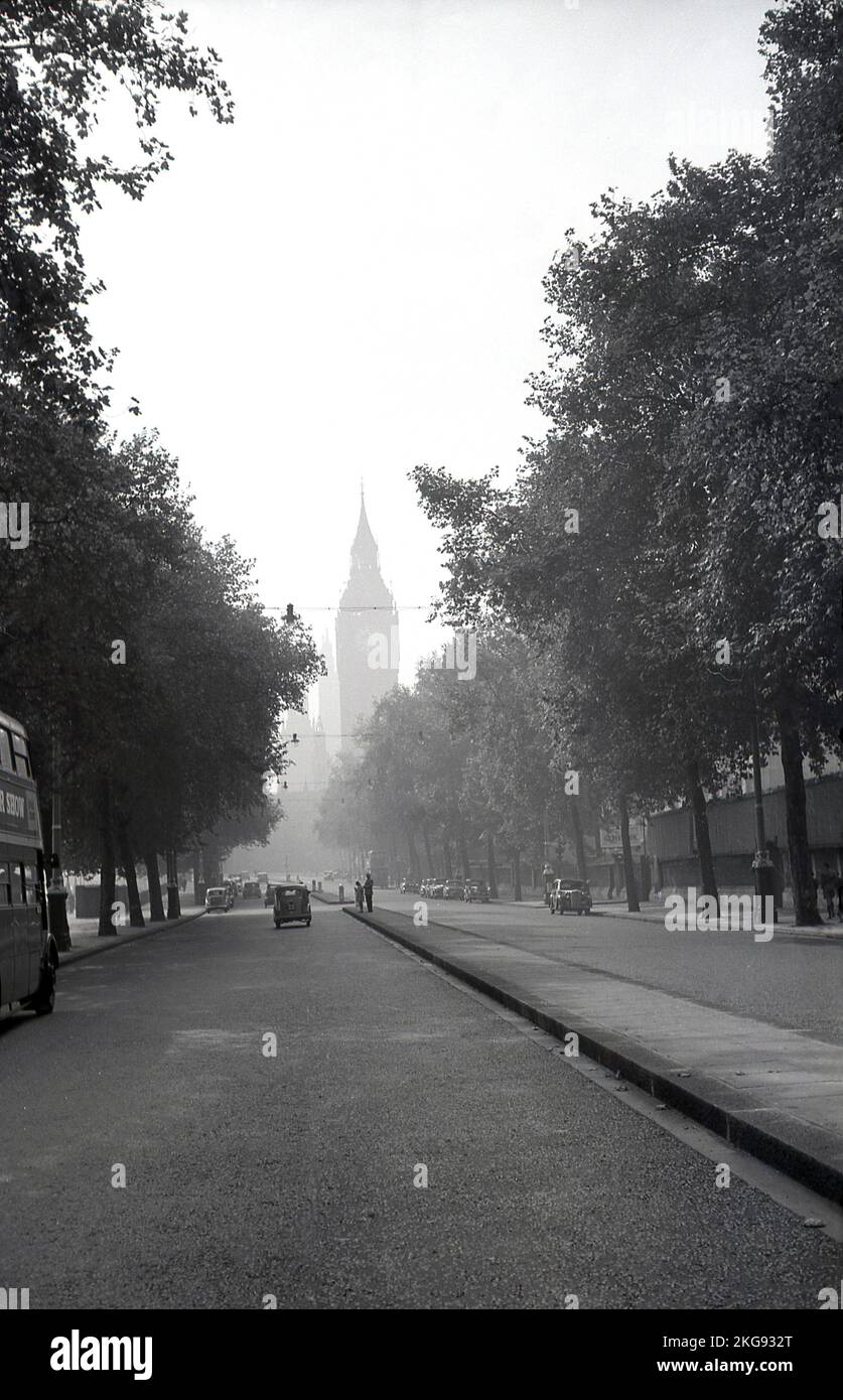 1950s, vista storica da questa era di Victoria Embankment, Westminster, Londra, Inghilterra, Regno Unito, Una strada e un lungofiume sul lato nord del Tamigi. La Torre dell'Orologio e il Palazzo di Westminster sono visti in lontananza. Parte dell'Embankment del Tamigi, fu aperto nel 1870. Foto Stock