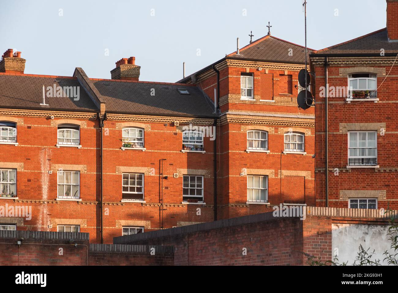 Terrazza di case costruite in mattoni rossi con finestre a telaio intorno a Cambridge Heath a Londra Foto Stock