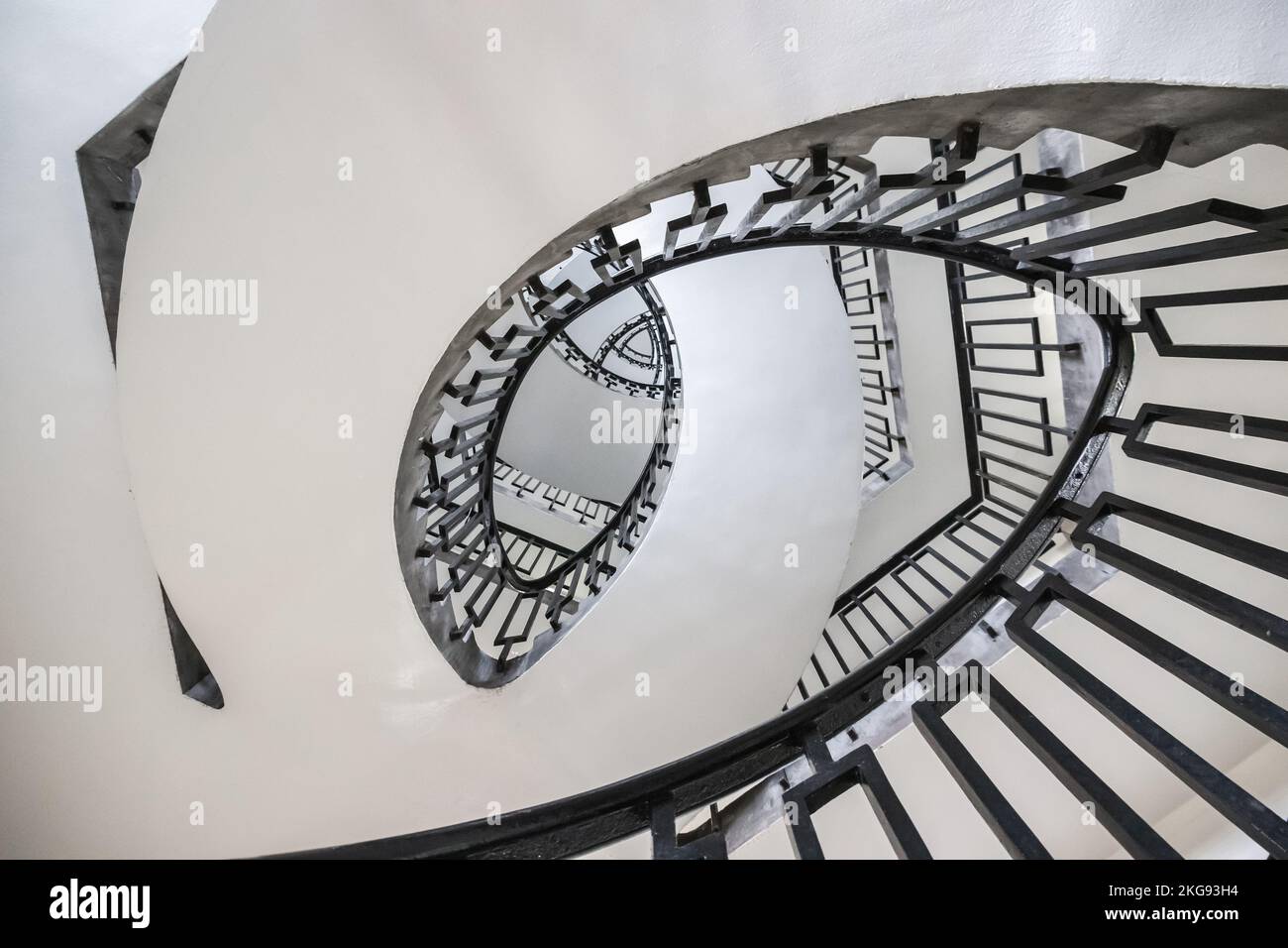 Guardando su una scala a chiocciola a George Loveless House, di Berthold Lubetkin a Londra, Inghilterra Foto Stock