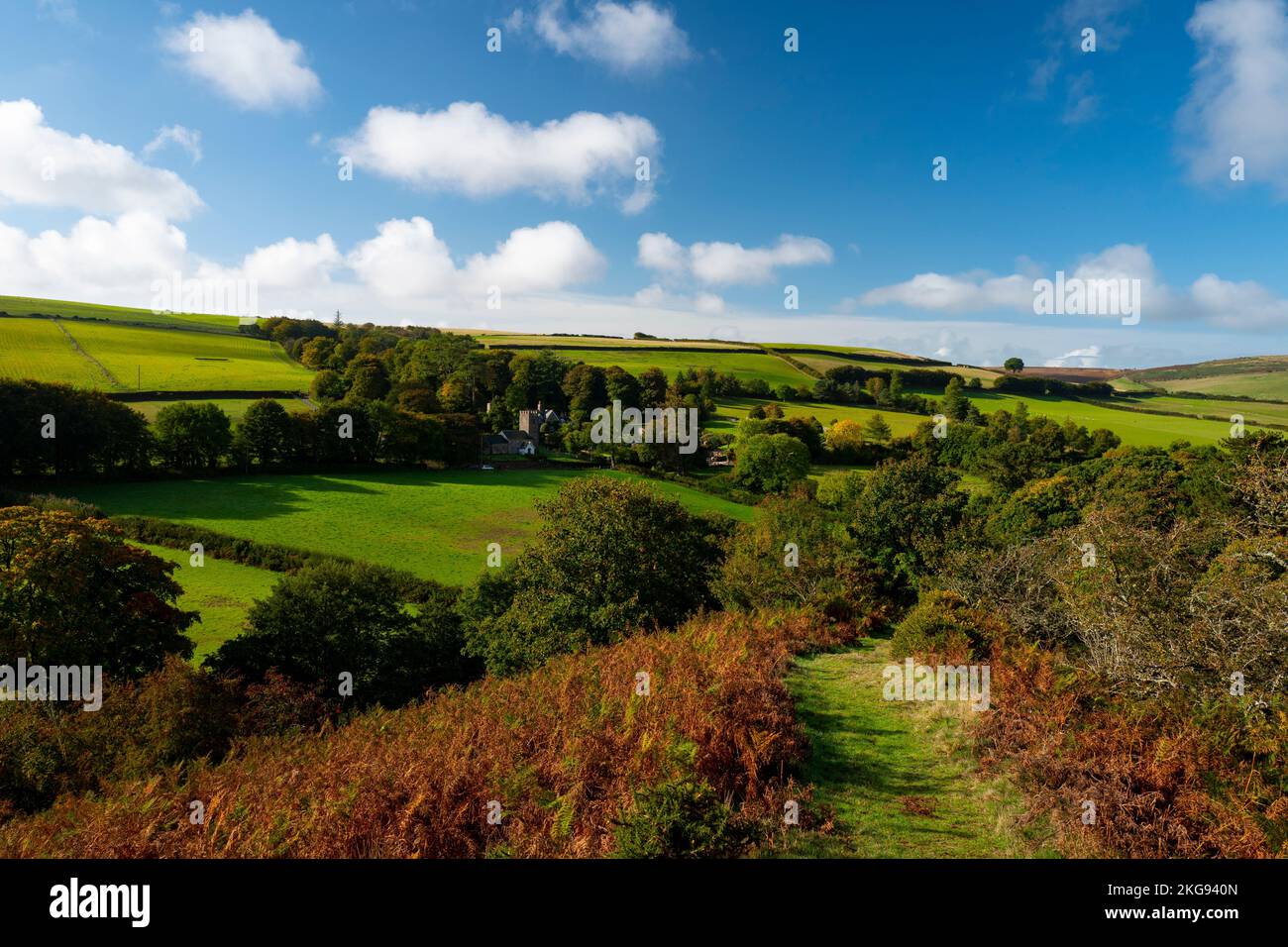Il sentiero Coleridge Way sopra Oare Village, Exmoor UK Foto Stock