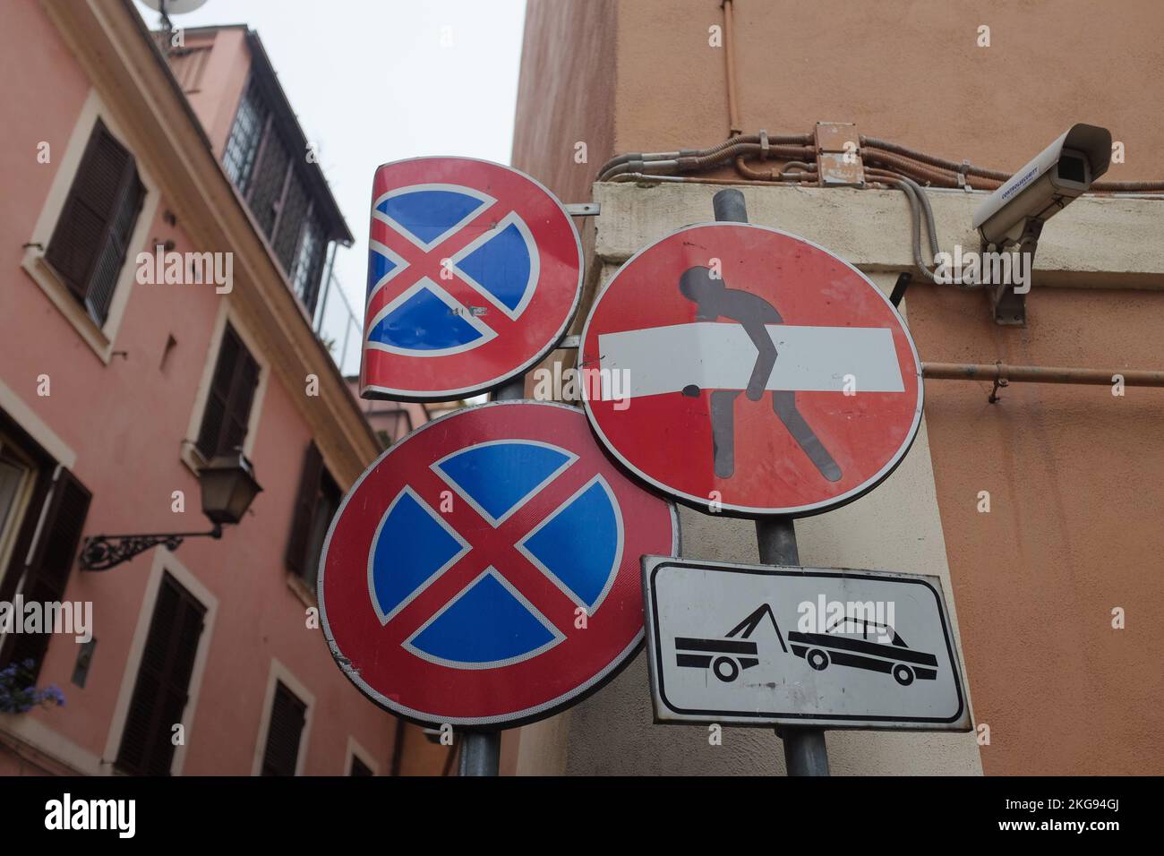 Roma, Italia: Stravagante Street art dell'artista di strada francese, Clet, su un cartello stradale senza ingresso a Trastevere. L'uomo nero del bastone porta la barra bianca sul cerchio rosso. Foto Stock