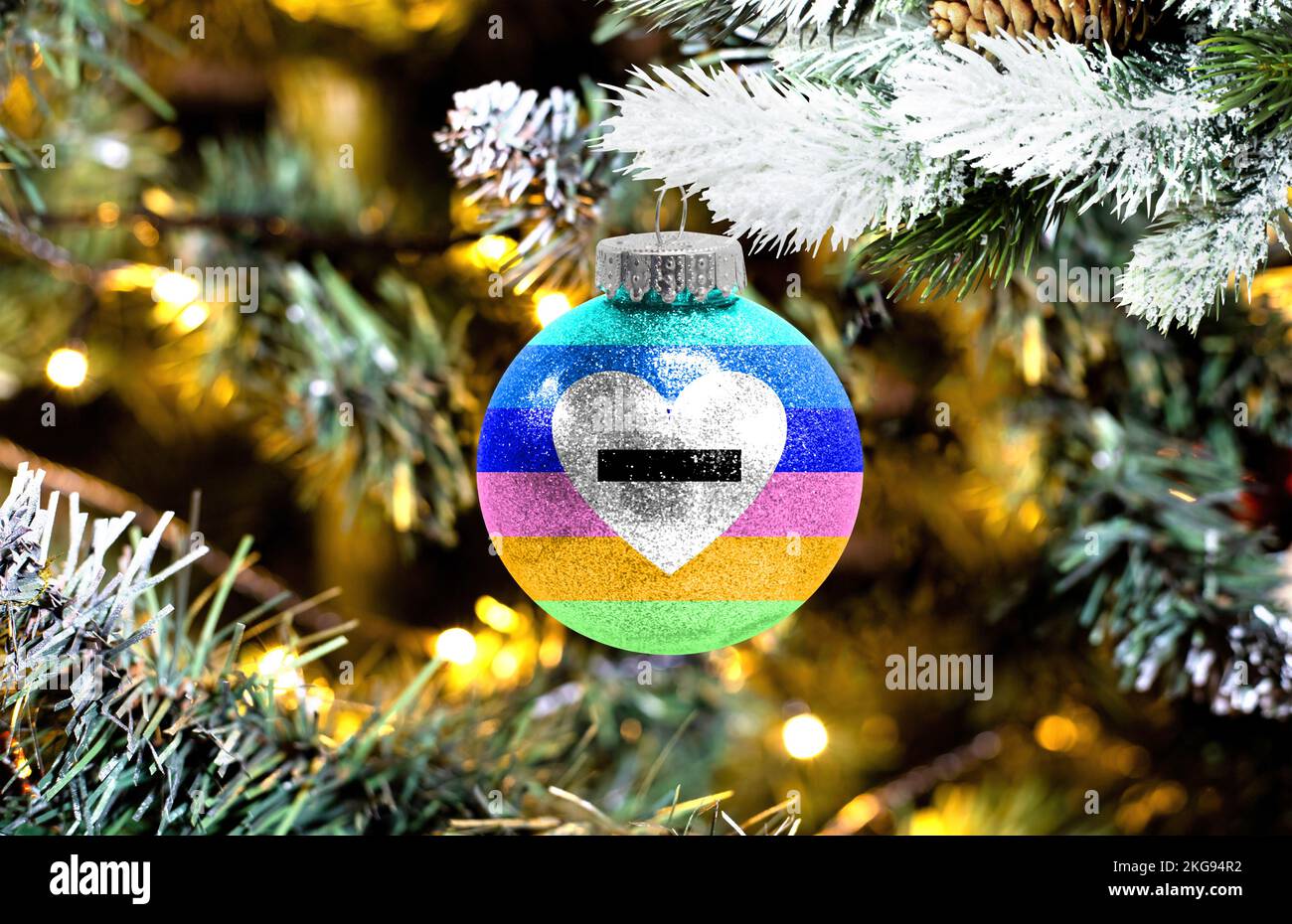 Palla di vetro di Capodanno con la bandiera di Antisexual su un colorato sfondo natalizio Foto Stock