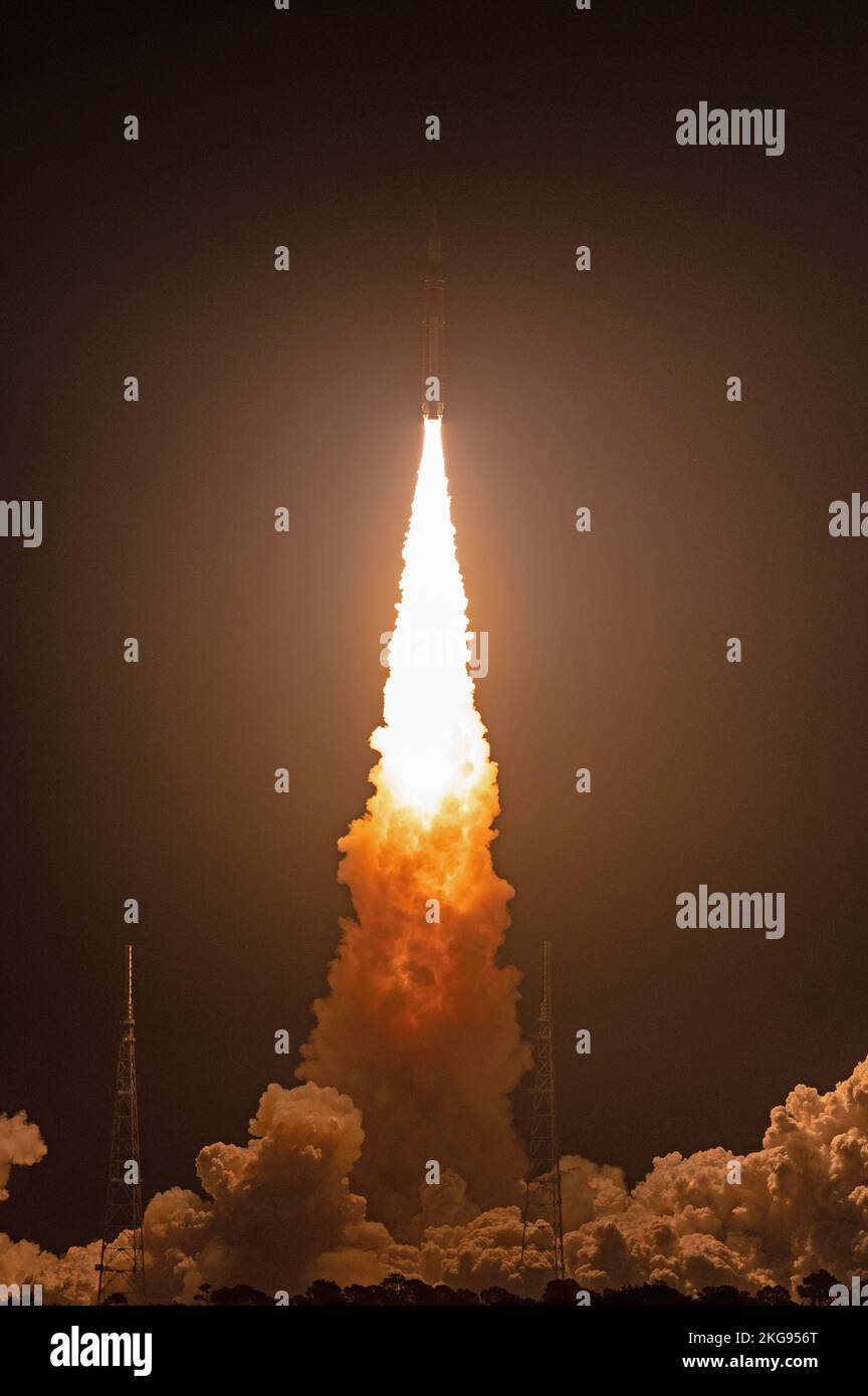 KENNEDY SPACE CE|NTRE, FLORIDA, USA - 16 novembre 2022 - il razzo Space Launch System della NASA che porta la navicella spaziale Orion lancia il lancio di Artemis i fli Foto Stock
