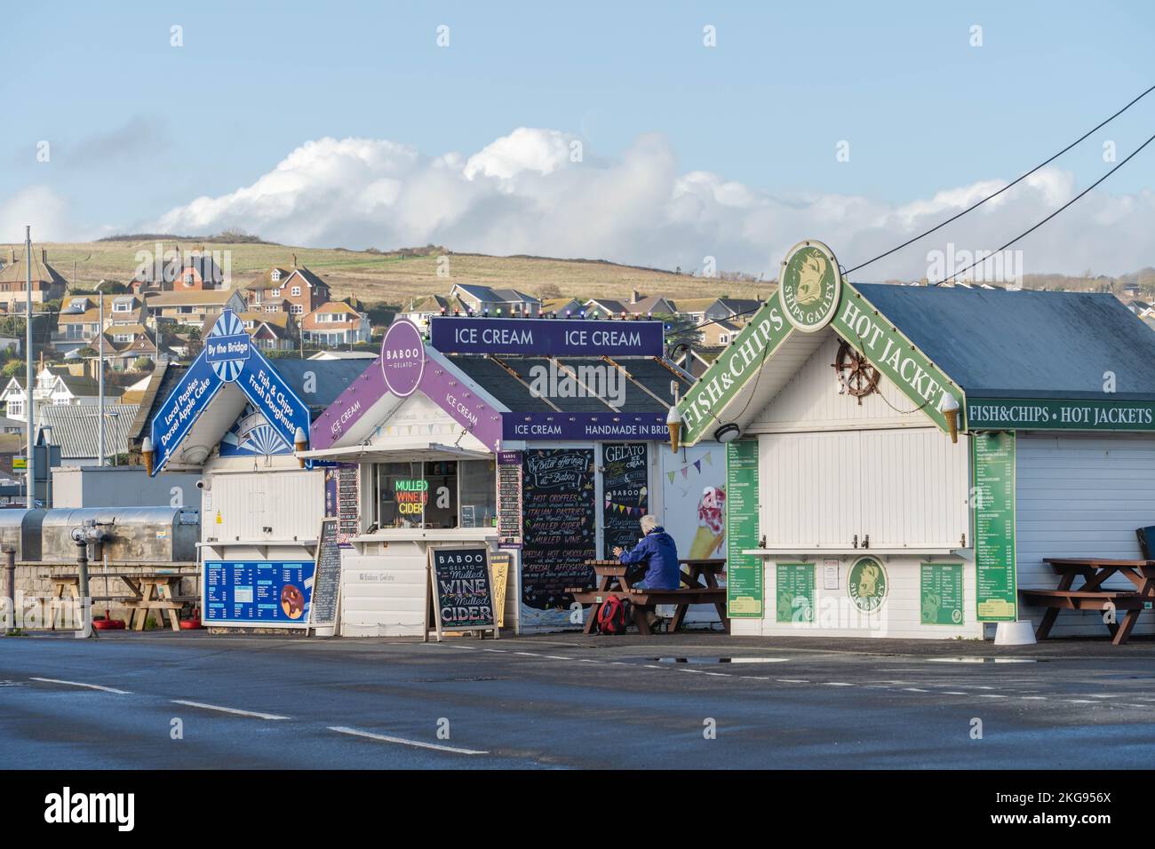 Una vista dei punti di ristoro vicino al porto nell'insediamento costiero di West Bay, Dorset, Regno Unito. Foto Stock