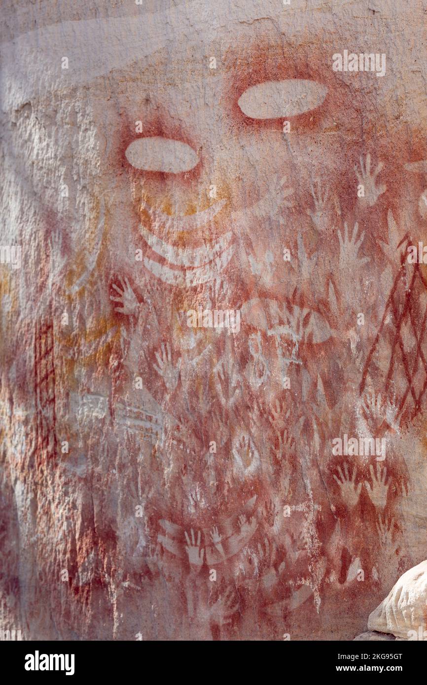 Antica arte rupestre aborigena su un muro in Australia Foto Stock