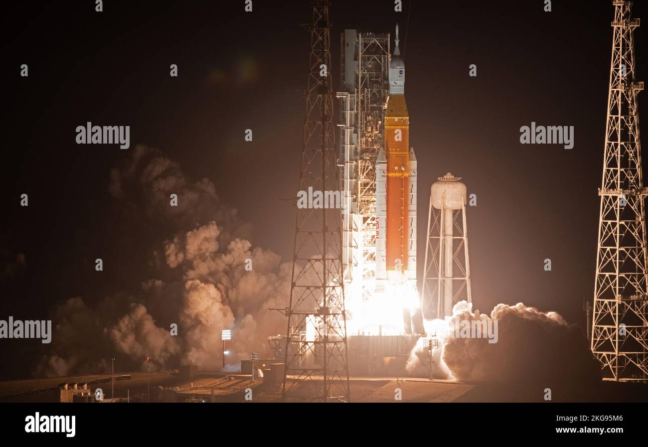 KENNEDY SPACE CE|NTRE, FLORIDA, USA - 16 novembre 2022 - il razzo Space Launch System della NASA che porta la navicella spaziale Orion lancia il lancio di Artemis i fli Foto Stock