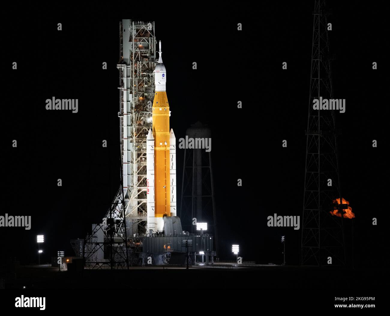 KENNEDY SPACE CE|Ntre, FLORIDA, USA - 16 novembre 2022 - il razzo Space Launch System (SLS) della NNASA con la navicella spaziale Orion a bordo è visto in cima al mese Foto Stock