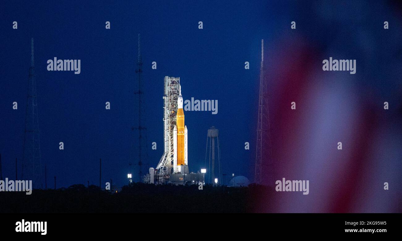 KENNEDY SPACE CE|Ntre, FLORIDA, USA - 16 novembre 2022 - il razzo Space Launch System (SLS) della NNASA con la navicella spaziale Orion a bordo è visto in cima al mese Foto Stock