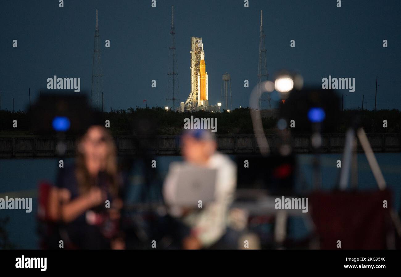 KENNEDY SPACE CE|Ntre, FLORIDA, USA - 16 novembre 2022 - il razzo Space Launch System (SLS) della NNASA con la navicella spaziale Orion a bordo è visto in cima al mese Foto Stock