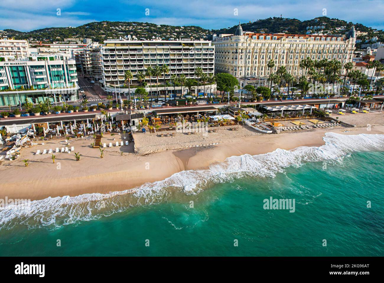 Volo aereo sopra la croisette Cannes sulla Costa Azzurra sul Mar Mediterraneo. La location del famoso Festival del Cinema di Cannes Foto Stock