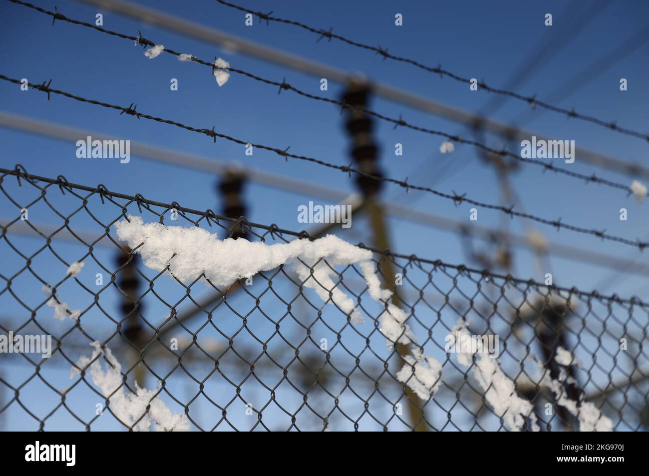 Tempo stagionale, un gruppo di comando ad alta tensione, dopo le pesanti nevicate di lunedì. Foto Stock