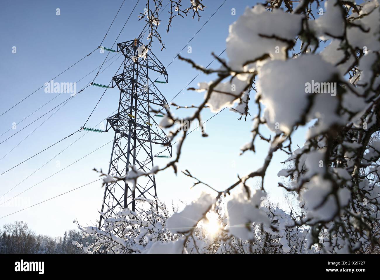 Tempo stagionale, linee elettriche, dopo la forte nevicata di lunedì. Foto Stock