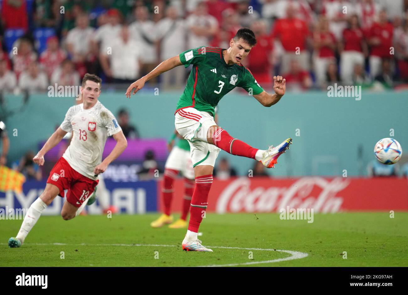 Cesar Montes (a destra) del Messico libera la palla durante la partita di Coppa del mondo FIFA di Gruppo C allo Stadio 974, Rass Abou Amoud. Data immagine: Martedì 22 novembre 2022. Foto Stock