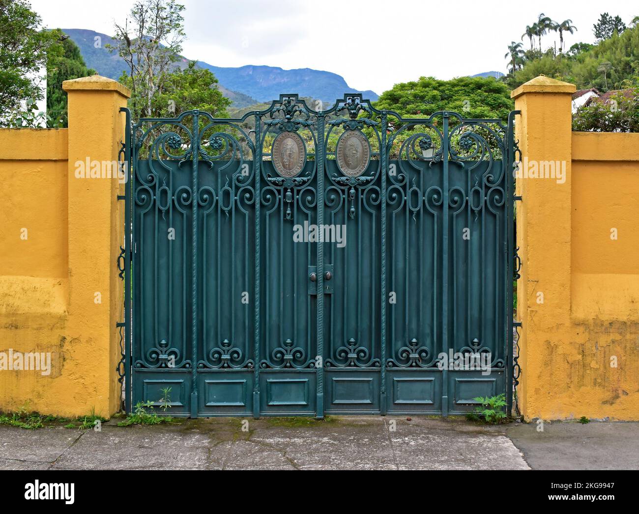 Cancello verde sulla facciata gialla a Petropolis, Rio de Janeiro, Brasile Foto Stock