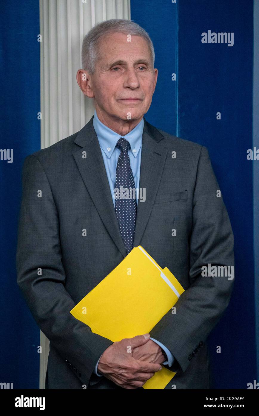 Washington, DC, 22 novembre 2022. Il Dr. Antony Fauci, Chief Medical Advisor del Presidente degli Stati Uniti, ascolta il briefing quotidiano alla Casa Bianca di Washington, DC martedì 22 novembre 2022. Foto di Ken Cedeno/Pool/ABACAPRESS.COM Foto Stock