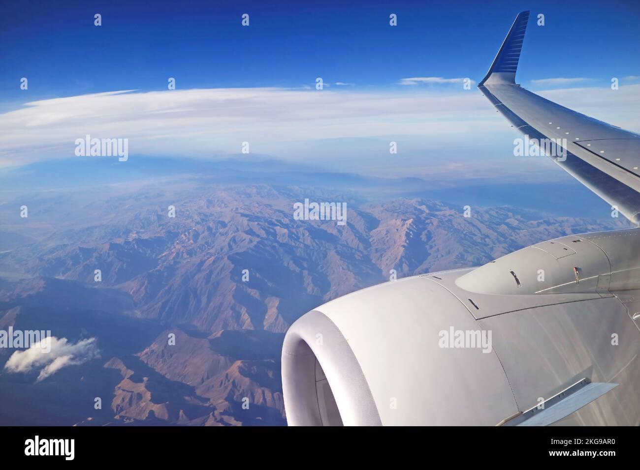 Vista aerea delle Ande vista dalla finestra dell'aeroplano durante il volo da Santiago del Cile alla regione settentrionale, Cile, Sud America Foto Stock