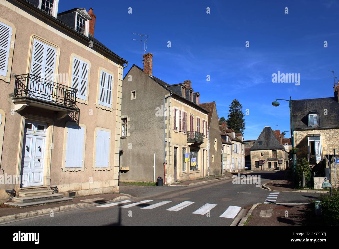 Vista di una strada tradizionale francese qui situato nella città rurale di Donzy nella regione Nièvre della Francia rurale. Foto Stock