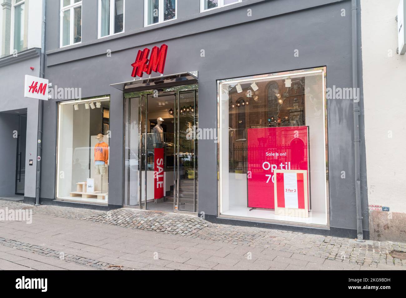 Copenaghen, Danimarca - 26 luglio 2022: Negozio di abbigliamento HM catena. Foto Stock