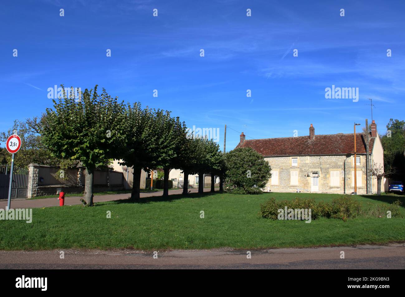 Vista autunnale di Donzy le Pré un grazioso villaggio situato nella regione Nièvre della Francia rurale centrale. Foto Stock