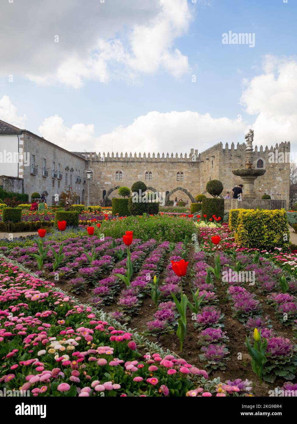 Jardim de Santa Bárbara aiuole e Palazzo Episcopale di Braga Foto Stock
