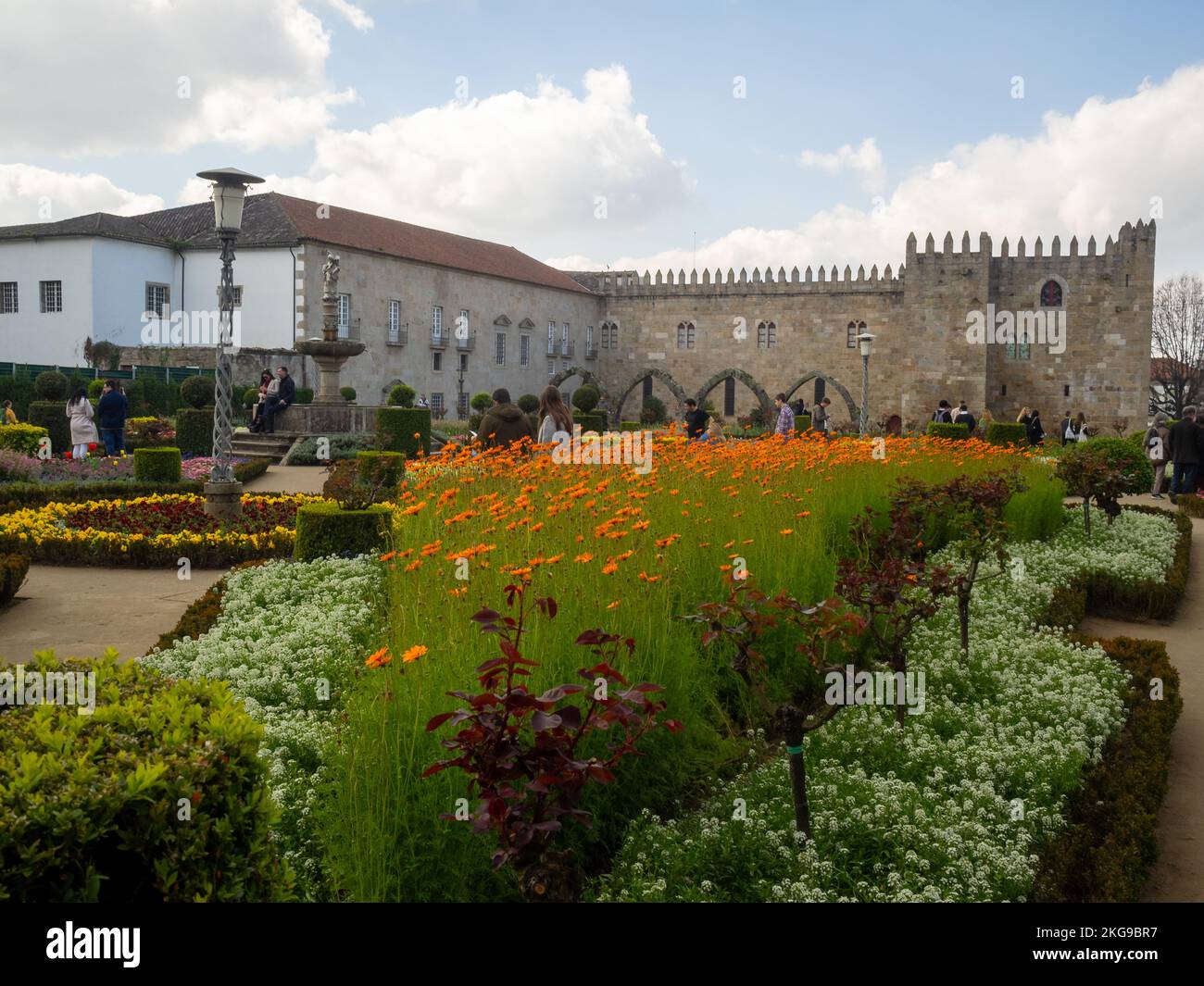 Jardim de Santa Bárbara aiuole e Palazzo Episcopale di Braga Foto Stock