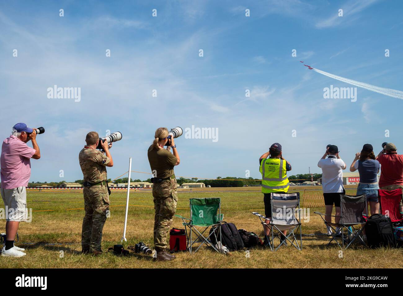 Fotografi che fotografano il team RAF Red Arrows al Royal International Air Tattoo, RAF Fairford, Gloucestershire, Regno Unito. Fotografi militari Foto Stock
