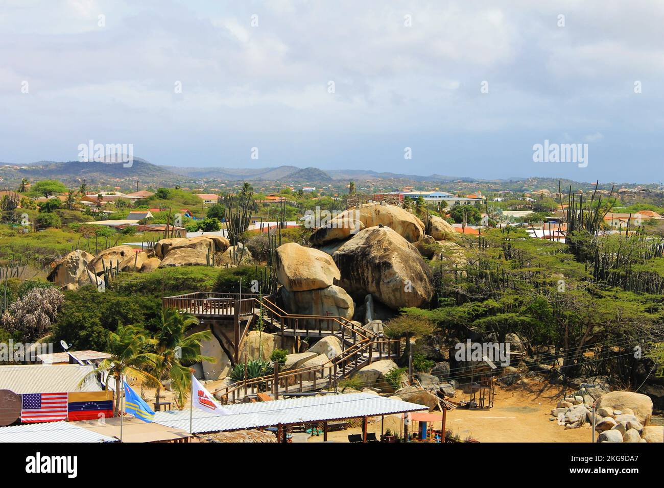 Vista su Aruba dalla cima di una grande formazione rocciosa, la formazione rocciosa di Casibari. Foto Stock