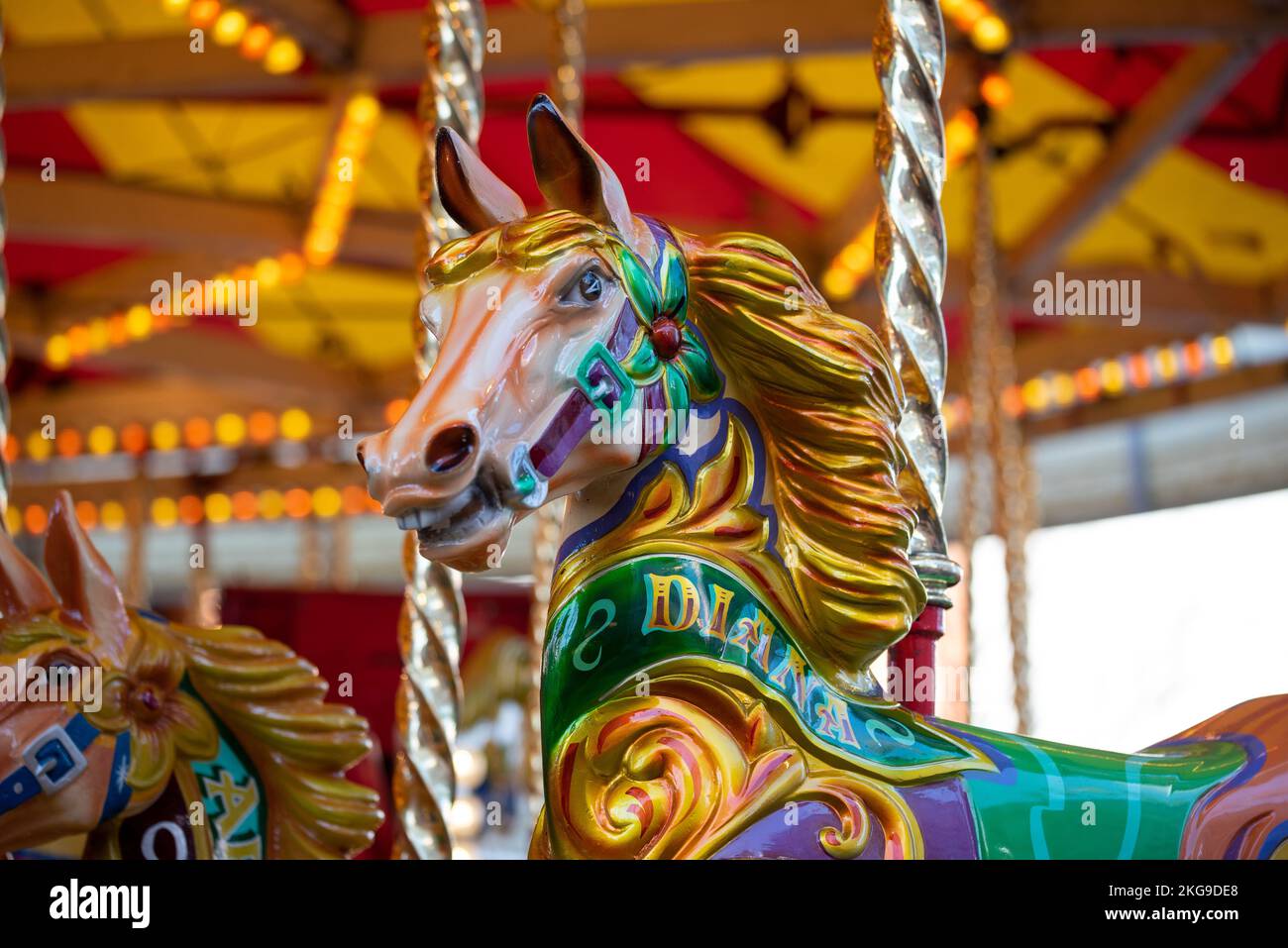 I colori vivaci e luminosi dei cavalli su una giostra di luna Park. Foto Stock