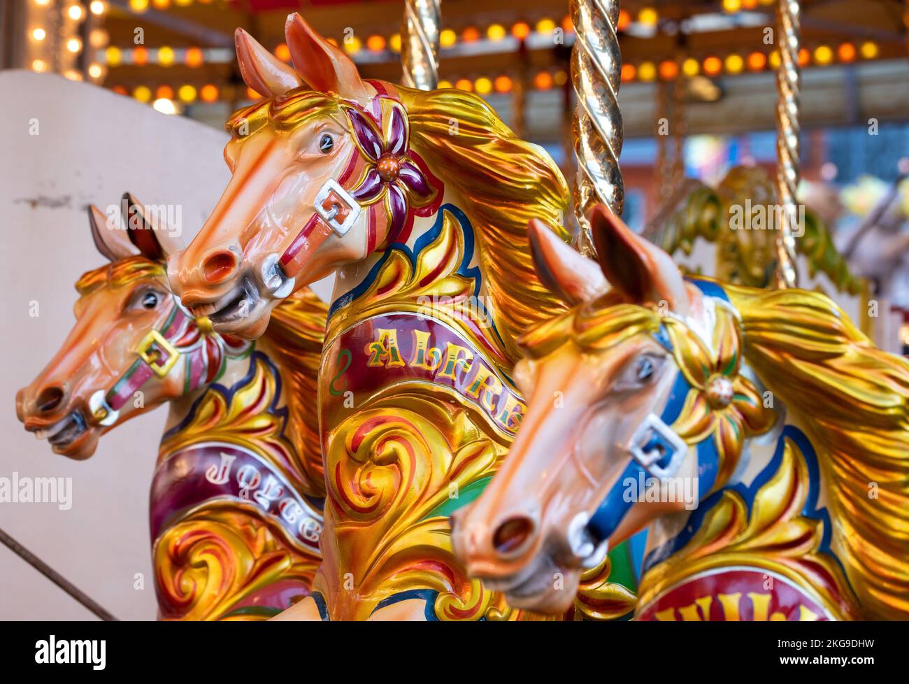 I colori vivaci e luminosi dei cavalli su una giostra di luna Park. Foto Stock