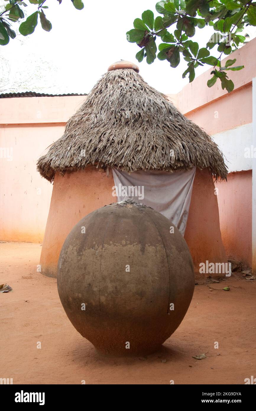 Grande calabasio usato per l'acqua per la purificazione, Tempio di Pitoni, Ouidah, Benin. Il Tempio dei Pitoni è un santuario sacro voodoo che si trova nel Foto Stock