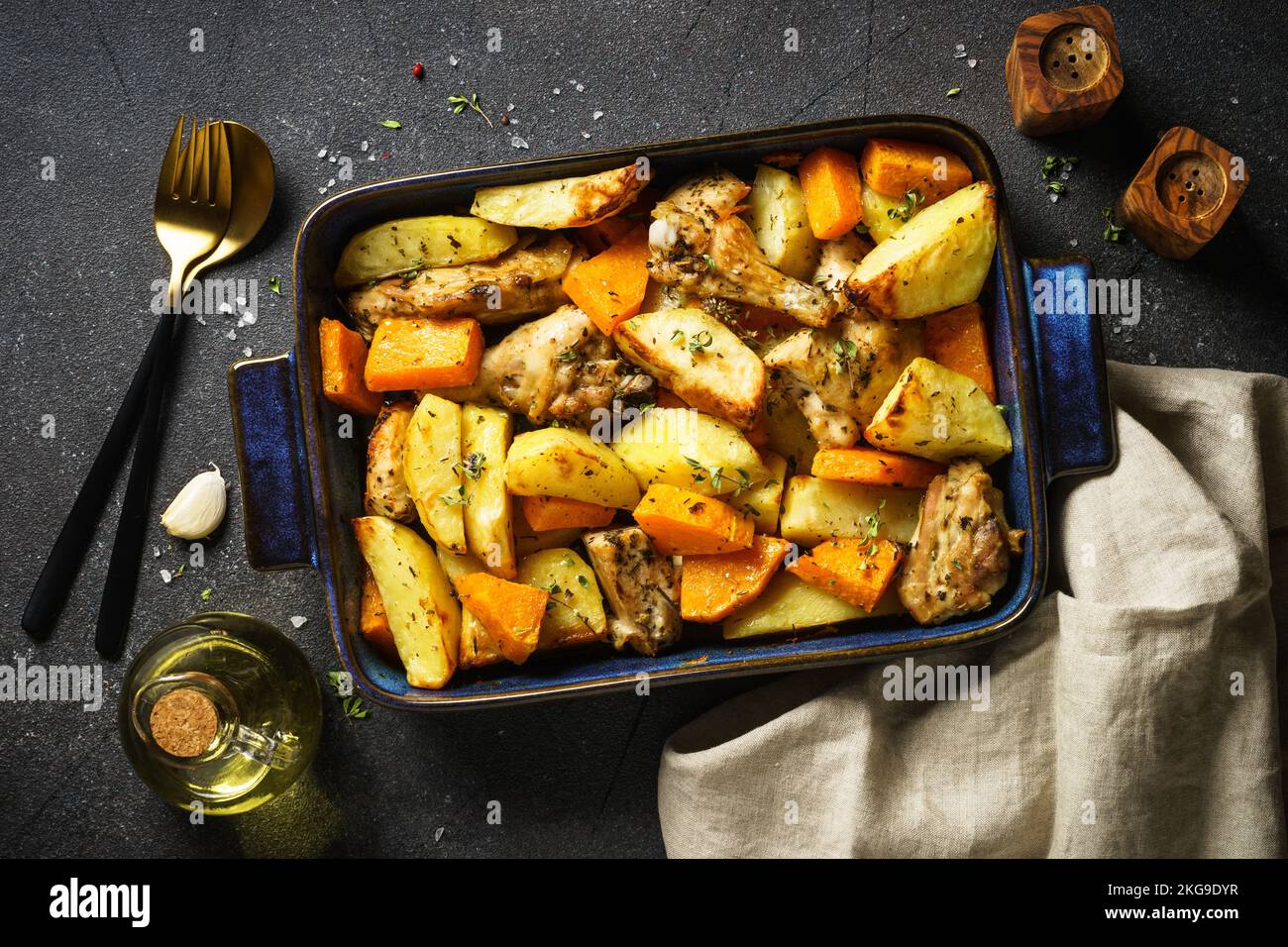 Carne di pollo con zucca e patate. Foto Stock
