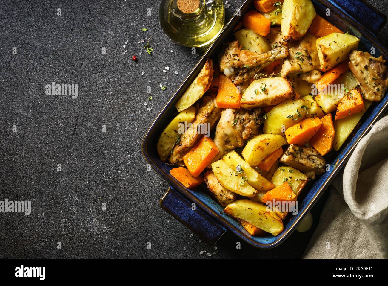 Carne di pollo con zucca e patate. Foto Stock