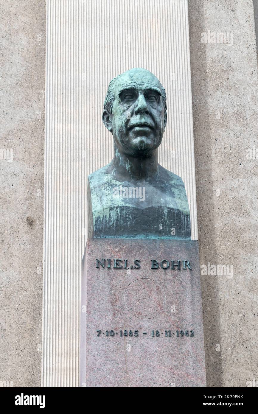 Copenaghen, Danimarca - 26 luglio 2022: Busto di Niels Henrik David Bohr, fisico danese che ha dato contributi fondativi alla comprensione della str. Atomica Foto Stock