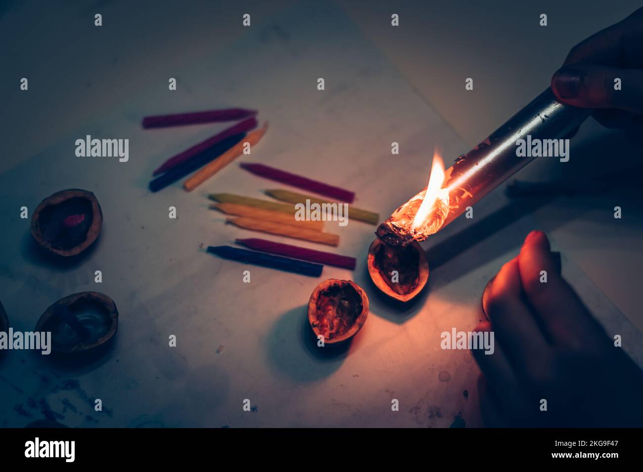 Tradizione natalizia europea, preparando gusci di noce e candele per la superficie dell'acqua Foto Stock