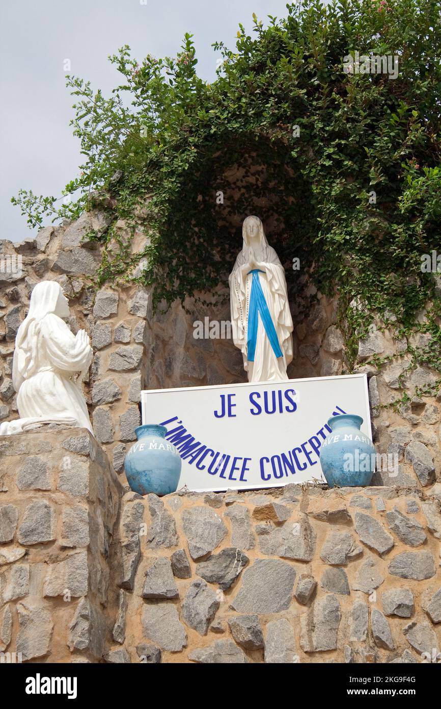 La Madonna della grotta di Lourdes, dietro la Cattedrale Cattolica dell'Immacolata Concezione, Ouidah, Benin Foto Stock