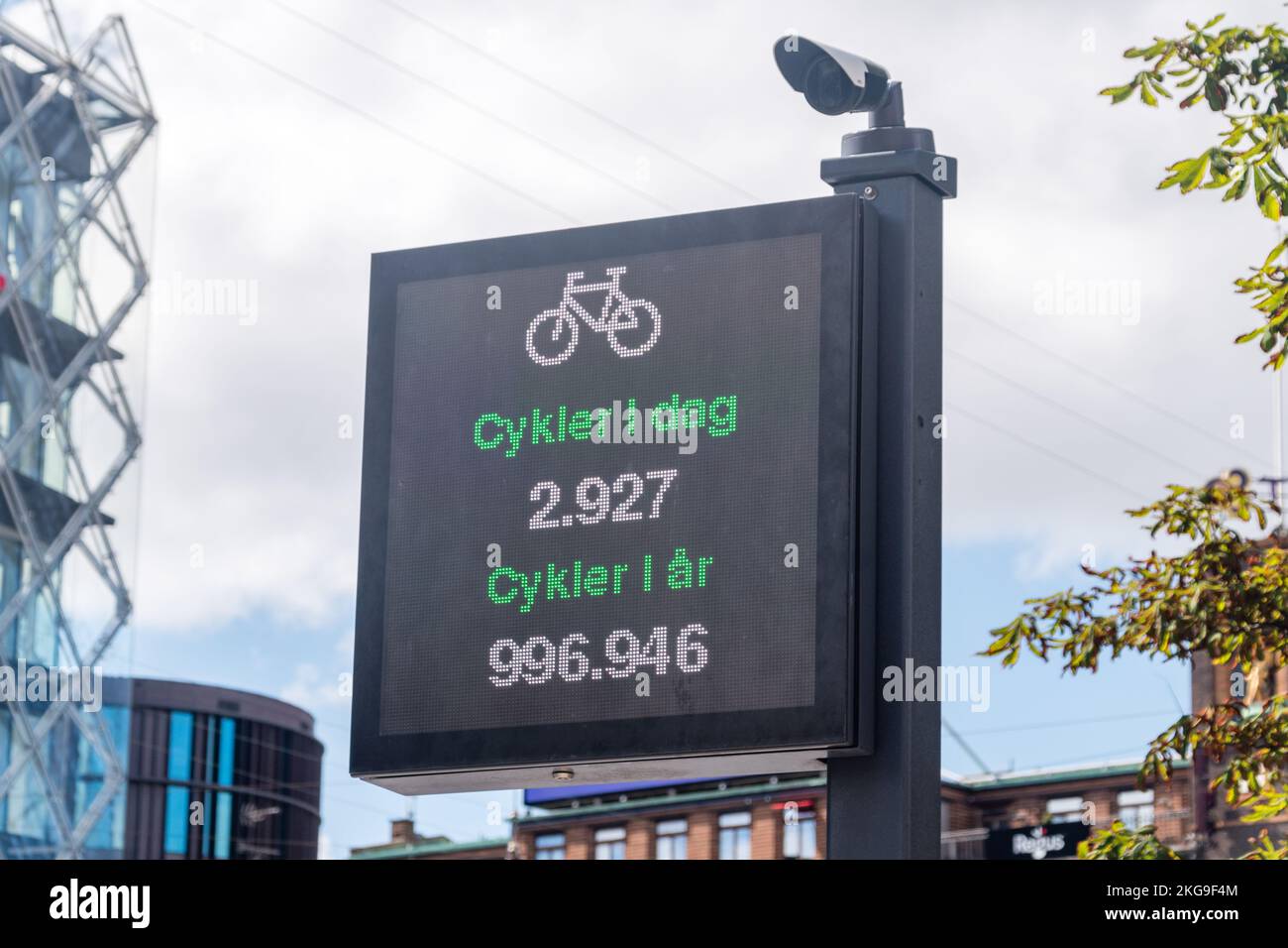 Copenaghen, Danimarca - 26 luglio 2022: Banco biciclette a Copenaghen. Il dispositivo elettronico ha rilevato il numero di biciclette. Foto Stock