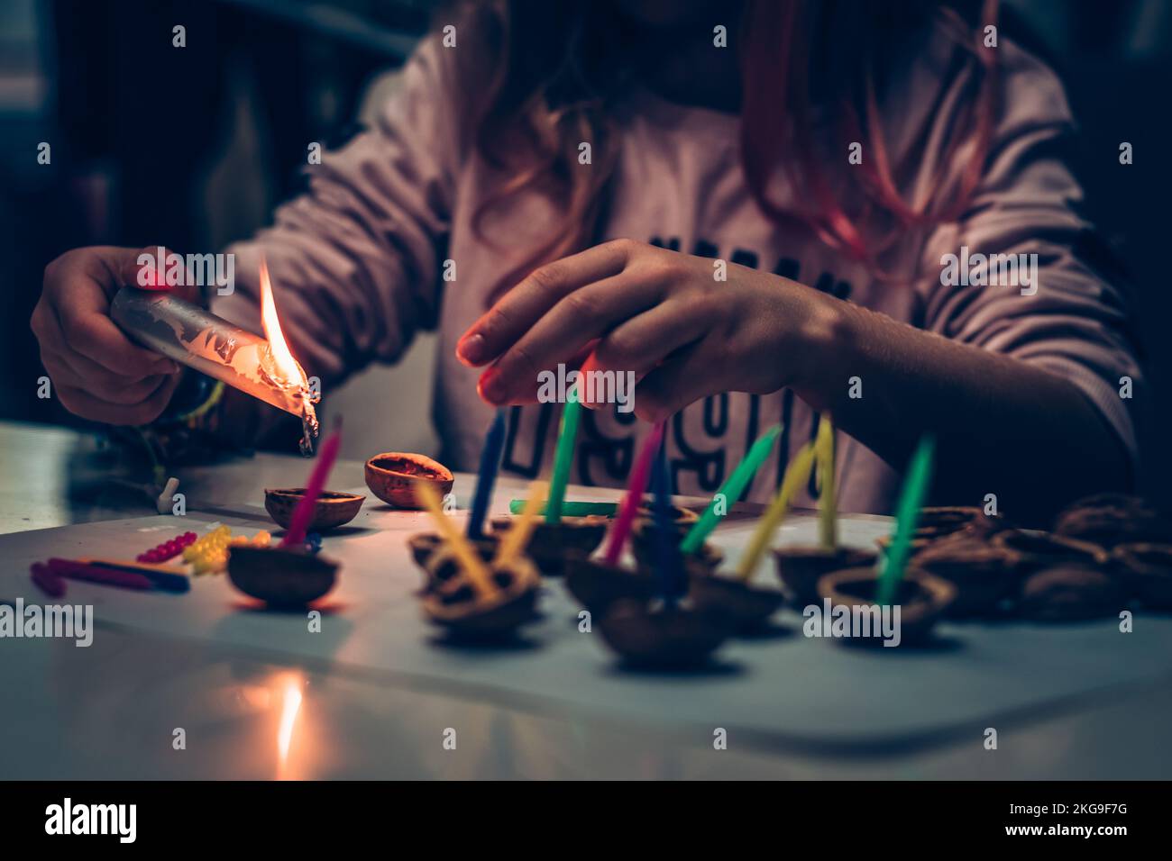 Tradizione natalizia europea, preparando gusci di noce e candele per la superficie dell'acqua Foto Stock