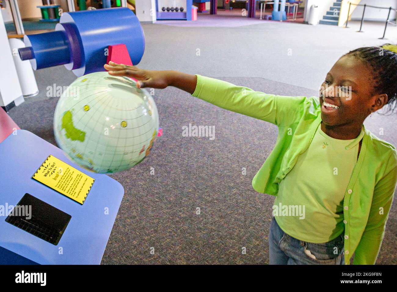 Portsmouth Virginia, High Street Children's Museum, mostra mostra mani di scienza su Black girl, Foto Stock