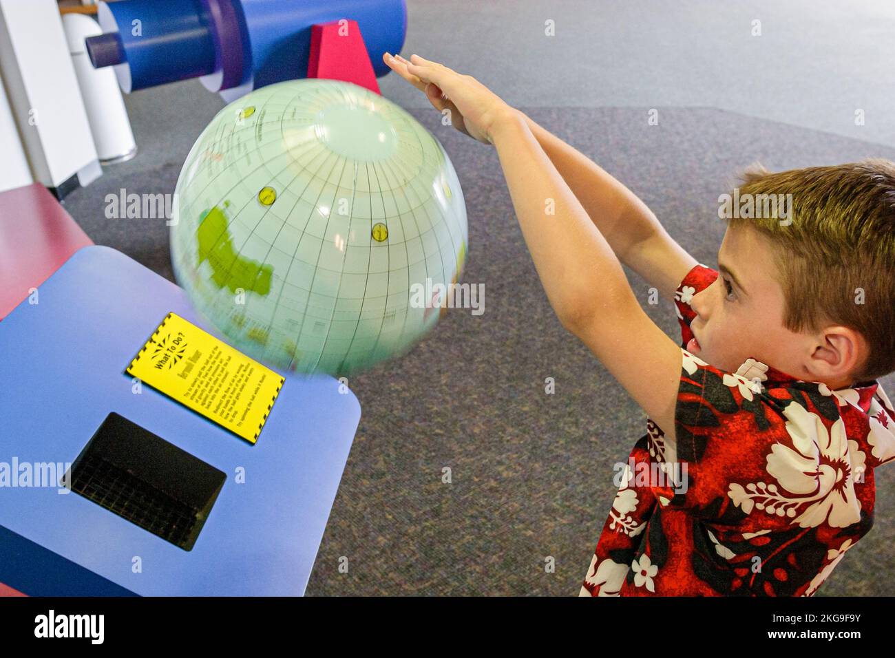 Portsmouth Virginia, High Street Children's Museum, mostra mostra le mani della scienza sui ragazzi, Foto Stock