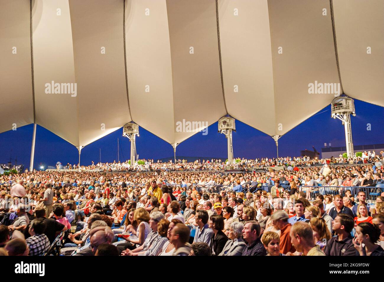 Virginia Portsmouth NTELOS Pavilion presso il centro dell'Harbour Centre, spettacolo di intrattenimento con concerti Norah Jones, pubblico di folla Foto Stock