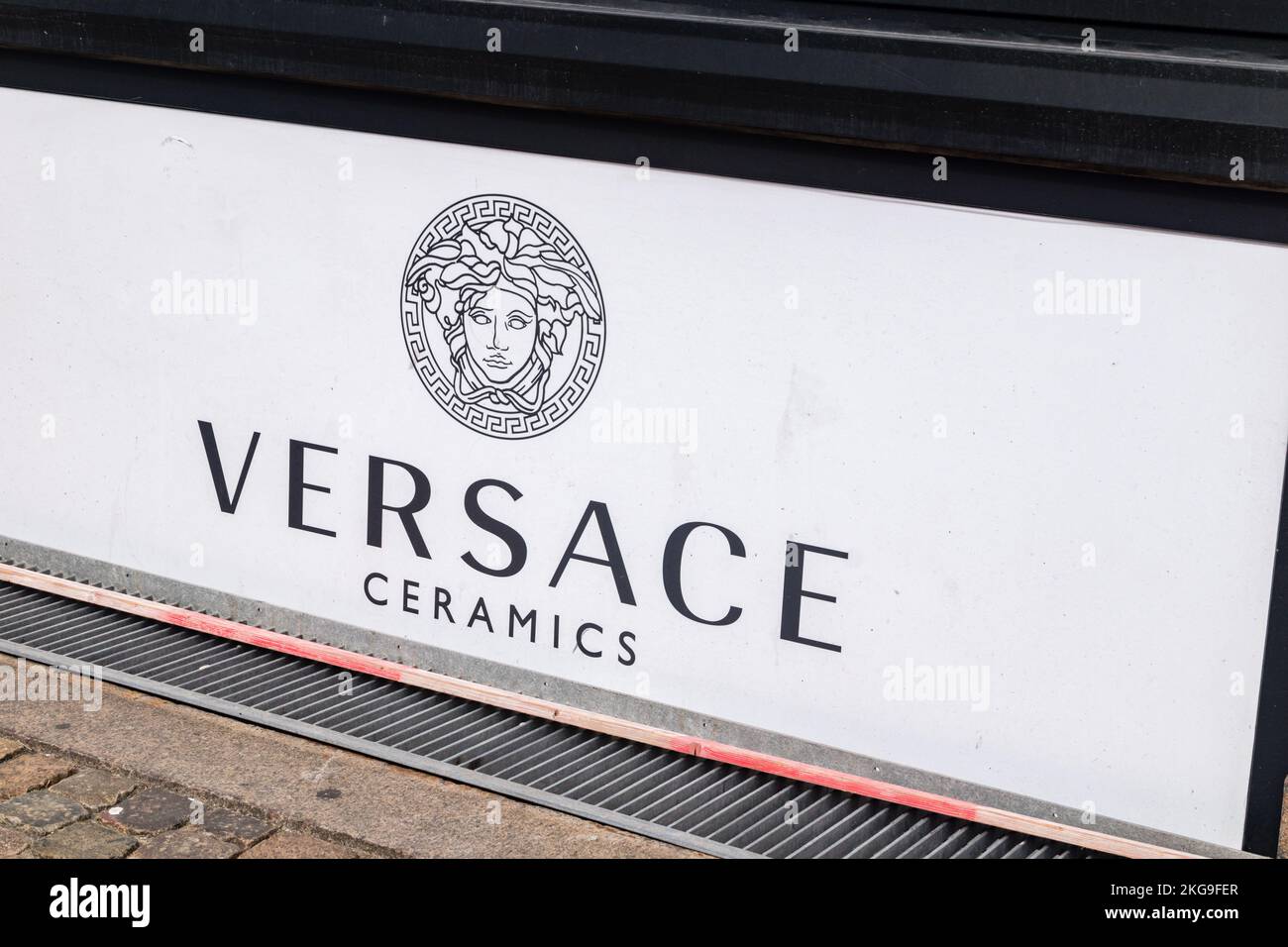 Copenaghen, Danimarca - 26 luglio 2022: Logo e segno di Versace Ceramics. Foto Stock