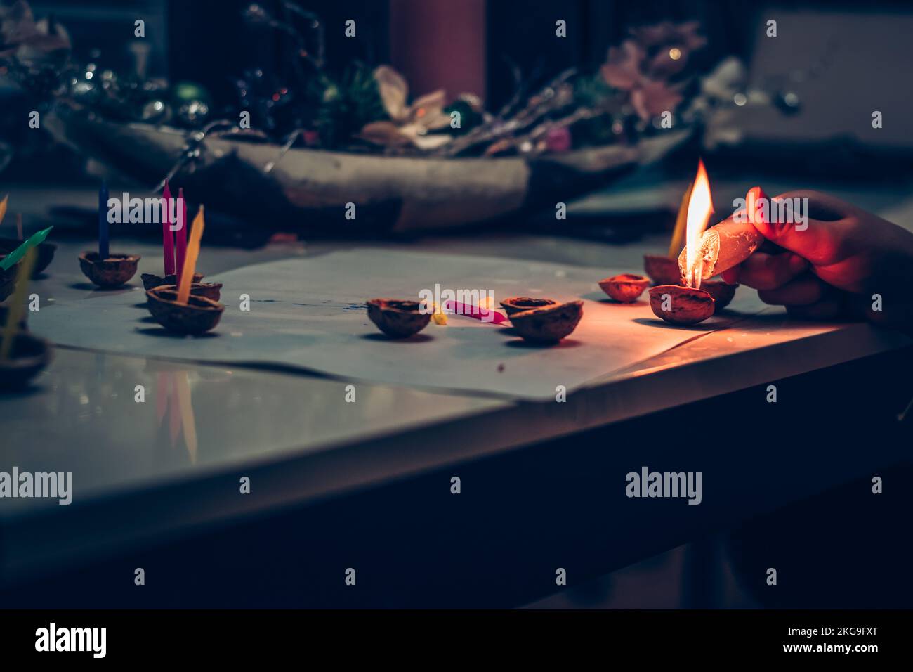 Tradizione natalizia europea, preparando gusci di noce e candele per la superficie dell'acqua Foto Stock